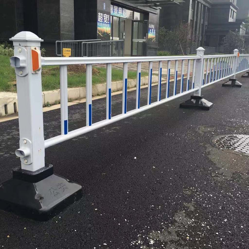 市政護(hù)欄_|工成黃黑鐵馬護(hù)欄隔離欄 市政道路交通施工圍擋 公路基坑護(hù)欄_