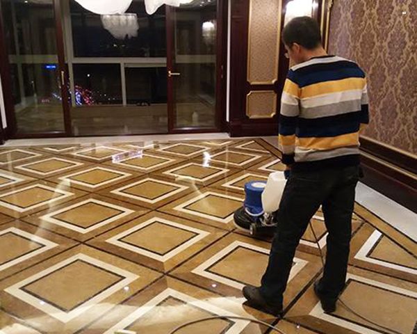 使用抹布或拖把配合品诺牌石材清洗剂或品诺牌多功能清洁剂稀释液擦拭